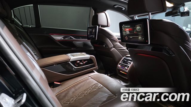 BMW 7-Series 2017 — photo 13
