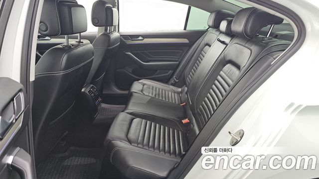 Volkswagen Passat 2021 — photo 17