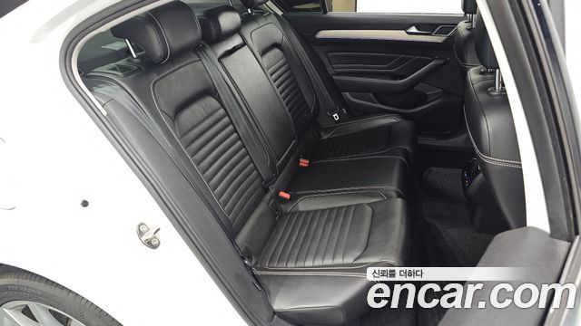Volkswagen Passat 2021 — photo 18