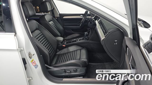 Volkswagen Passat 2021 — photo 16