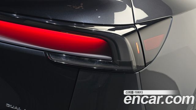 Tesla Model Y 2025 — photo 9