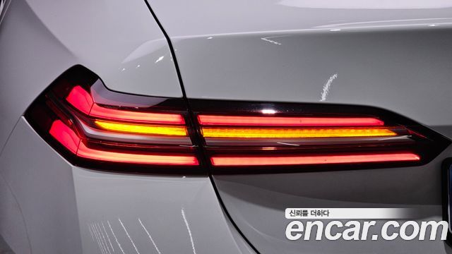 BMW 5-Series 2025 — photo 9