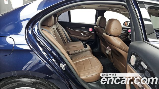 Mercedes-Benz E-Class 2017 — photo 12