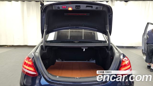 Mercedes-Benz E-Class 2017 — photo 20