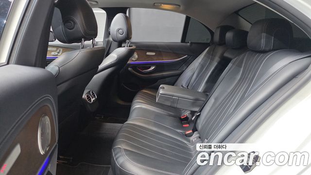 Mercedes-Benz E-Class 2018 — photo 12