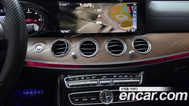 Mercedes-Benz E-Class 2018 — photo 14