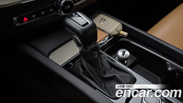 Volvo XC60 2019 — photo 12