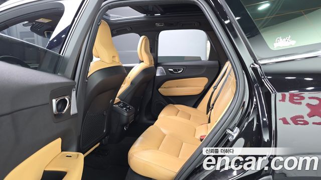Volvo XC60 2019 — photo 17