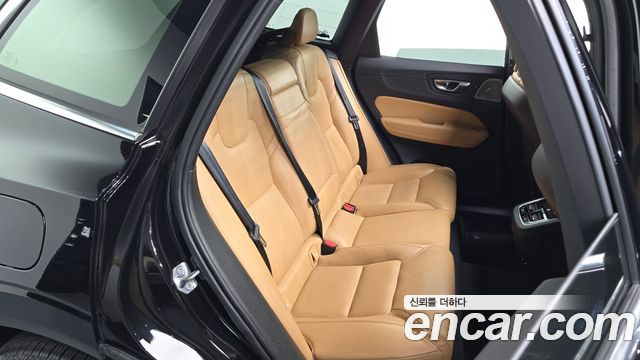 Volvo XC60 2019 — photo 18