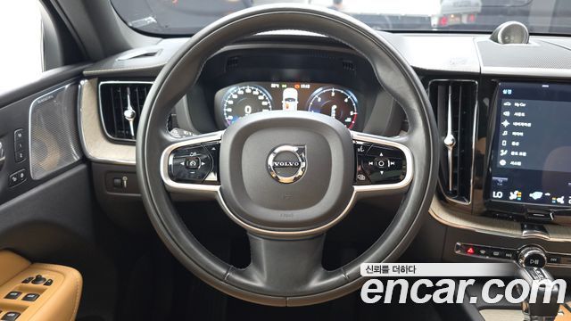 Volvo XC60 2019 — photo 20