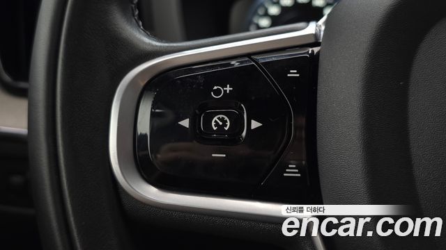 Volvo XC60 2019 — photo 23
