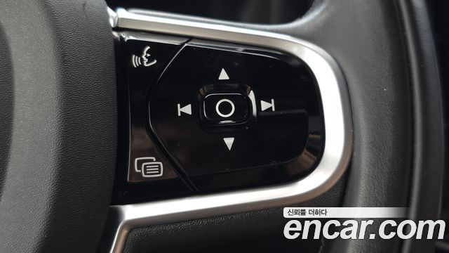 Volvo XC60 2019 — photo 24