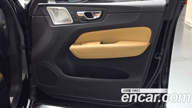 Volvo XC60 2019 — photo 15
