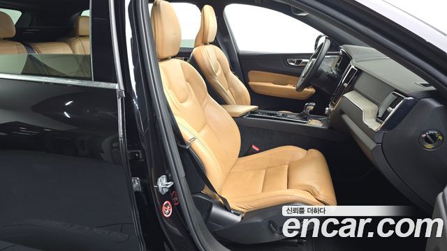 Volvo XC60 2019 — photo 16