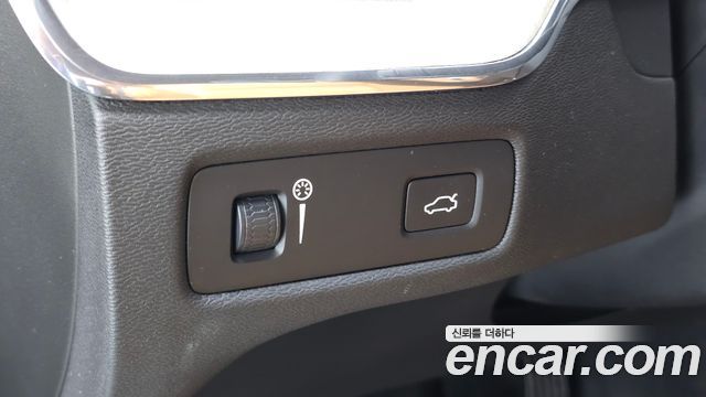Volvo XC60 2019 — photo 30