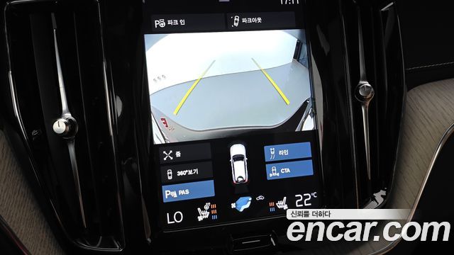 Volvo XC60 2019 — photo 32