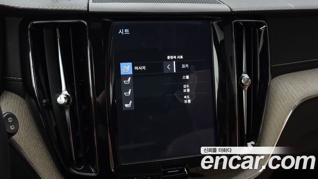 Volvo XC60 2019 — photo 33