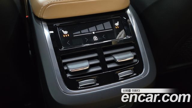 Volvo XC60 2019 — photo 34
