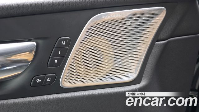 Volvo XC60 2019 — photo 35