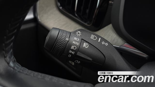 Volvo XC60 2019 — photo 36