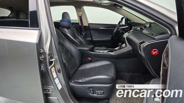 Lexus NX 2016 — photo 11