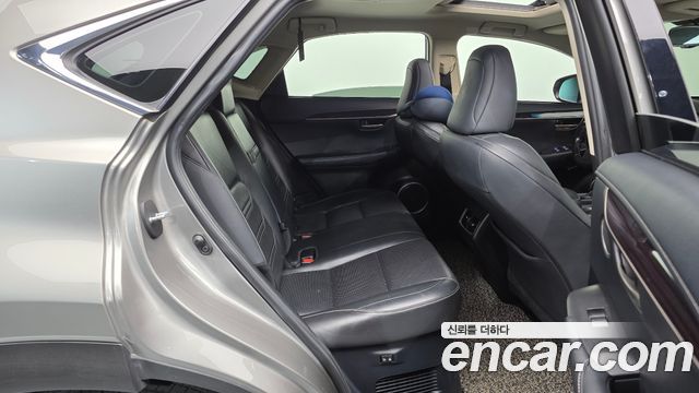 Lexus NX 2016 — photo 12