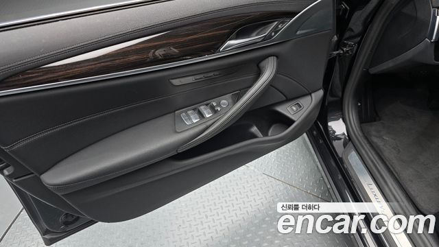 BMW 5-Series 2023 — photo 14