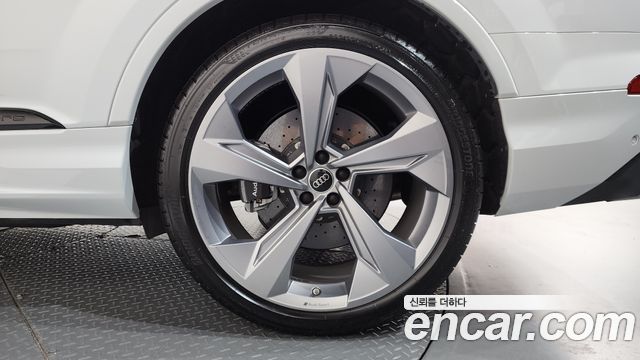 Audi SQ7 2023 — photo 7