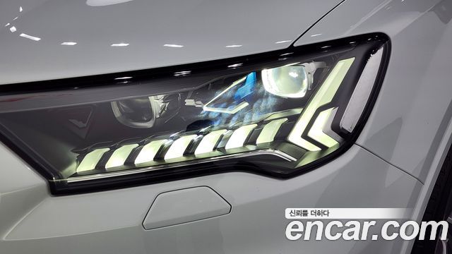 Audi SQ7 2023 — photo 8