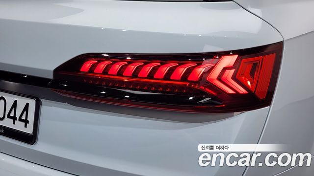 Audi SQ7 2023 — photo 9