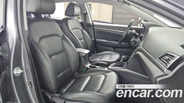 Hyundai AVANTE 2016 — photo 24