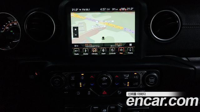 Jeep Wrangler 2019 — photo 24