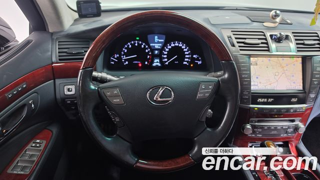 Lexus LS 2010 — photo 13