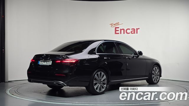Mercedes-Benz E-Class 2022 — photo 2