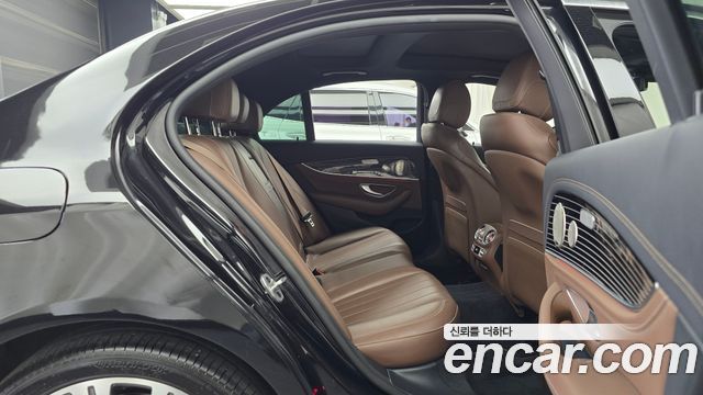 Mercedes-Benz E-Class 2022 — photo 12