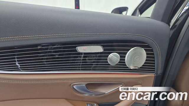 Mercedes-Benz E-Class 2022 — photo 19