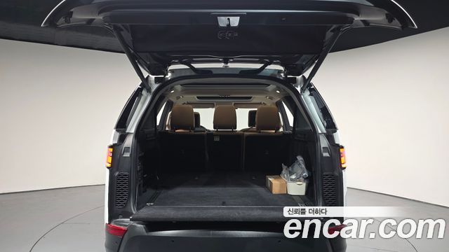 Land Rover Discovery 2018 — photo 26