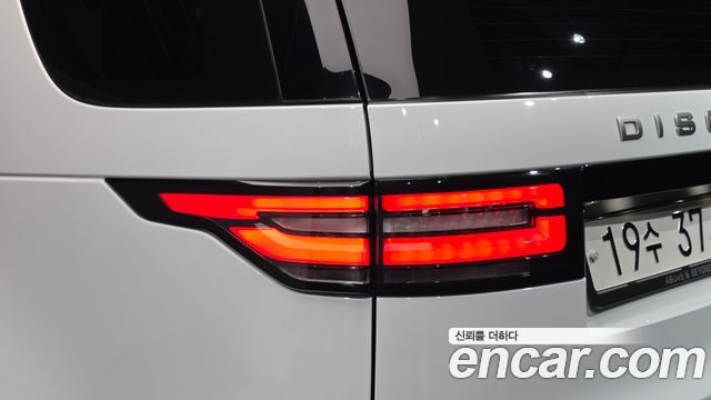 Land Rover Discovery 2018 — photo 9