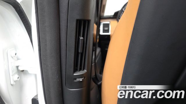 Land Rover Discovery 2018 — photo 30