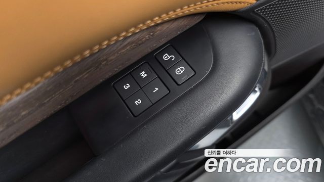 Land Rover Discovery 2018 — photo 38