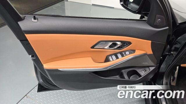 BMW 3-Series 2023 — photo 14