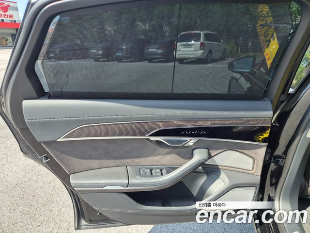 Audi A8 2021 — photo 17