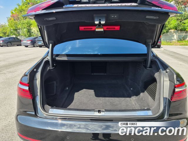 Audi A8 2021 — photo 20
