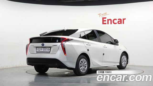 Toyota Prius 2016 — photo 2