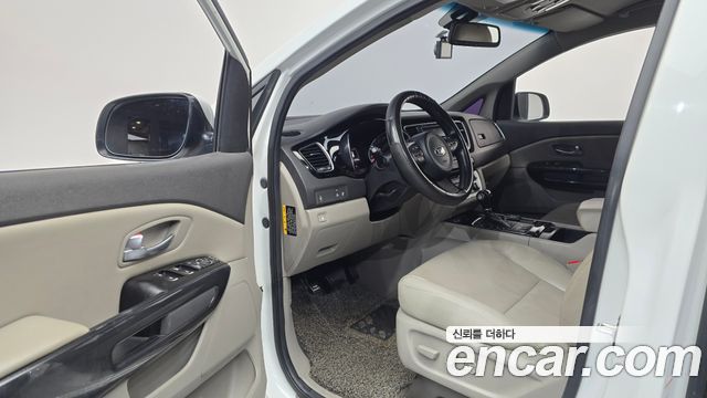 Kia Canival 2015 — photo 10