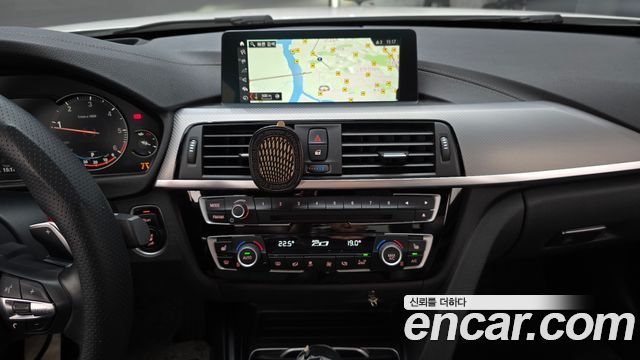 BMW 3-Series 2018 — photo 14