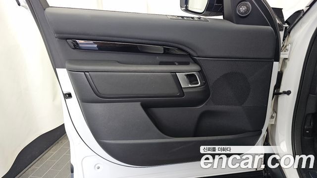 Land Rover Discovery 2022 — photo 14