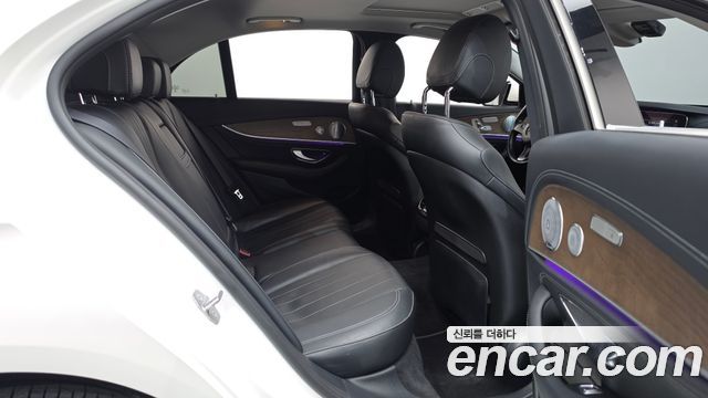 Mercedes-Benz E-Class 2018 — photo 17