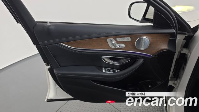 Mercedes-Benz E-Class 2018 — photo 14