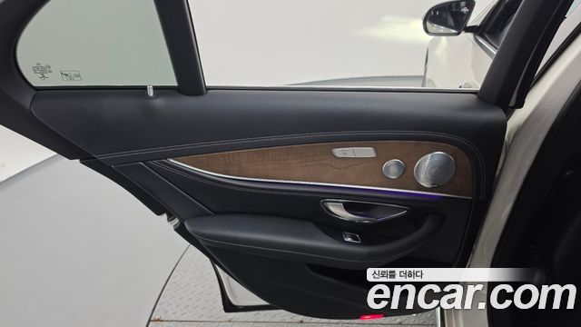 Mercedes-Benz E-Class 2018 — photo 15